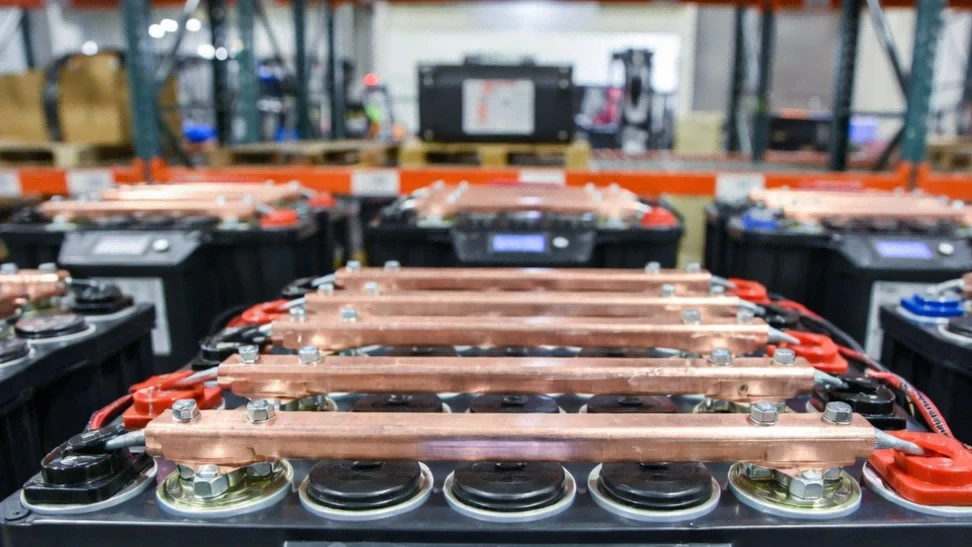 Polinovel LiFePO4 forklift battery pack showing depth of discharge and charging cycle monitoring in a modern distribution warehouse